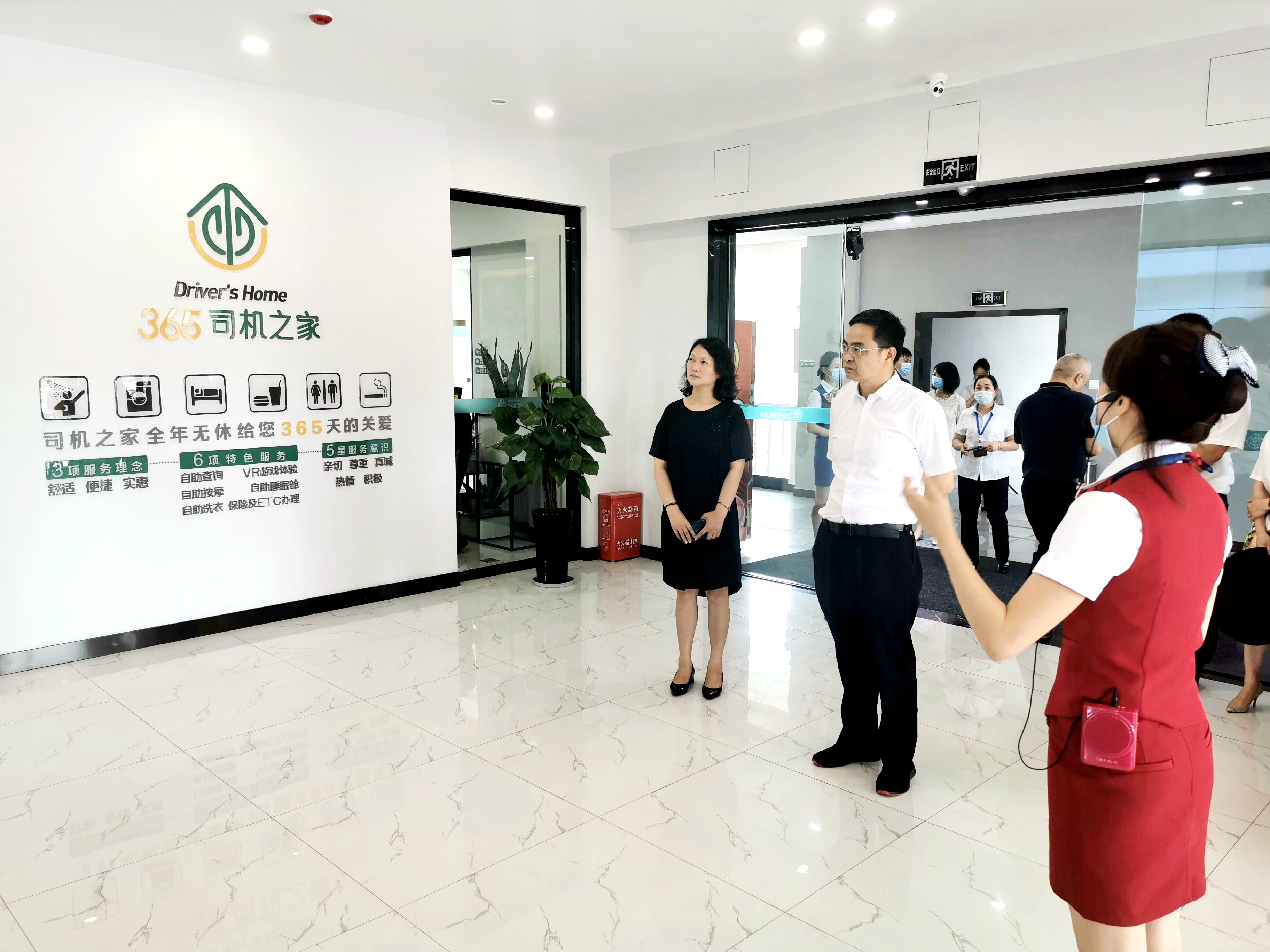 省总工会党组书记,副主席胥纯深入g4215蓉遵高速公路成仁段兴隆收费站