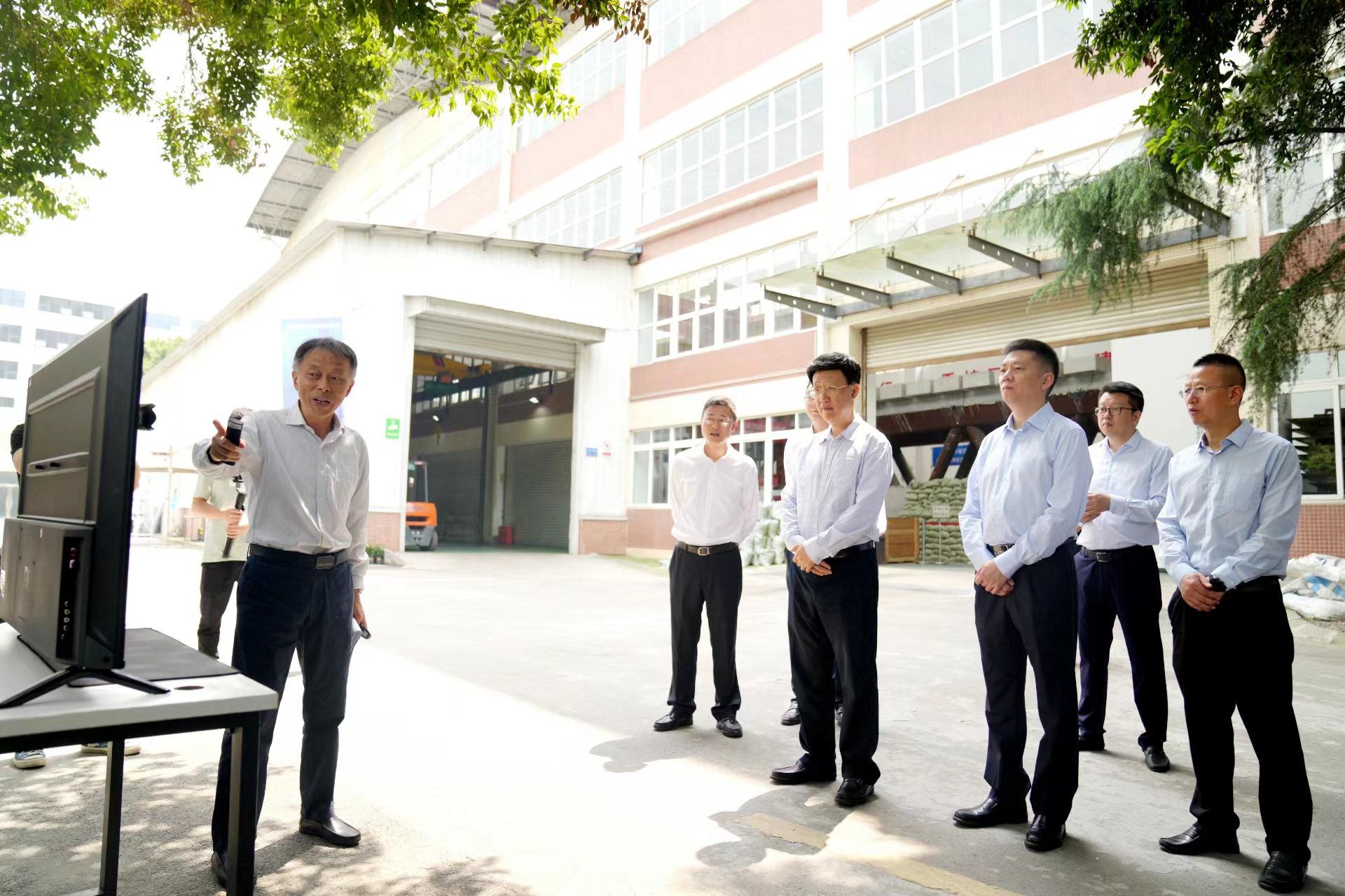 罗佳明陈书平在省公路设计院公司温江院区调研坚持科技创新创效为交通