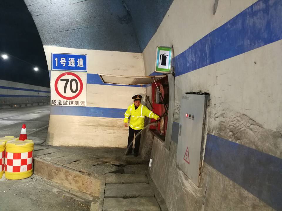 十五大队深入g5515张南高速公路南大梁段华蓥山隧道开展隧道消防安全