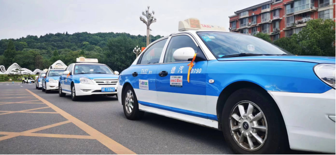 德阳从2013年开始举办出租汽车爱心送考大型公益活动,到2022年,已成功