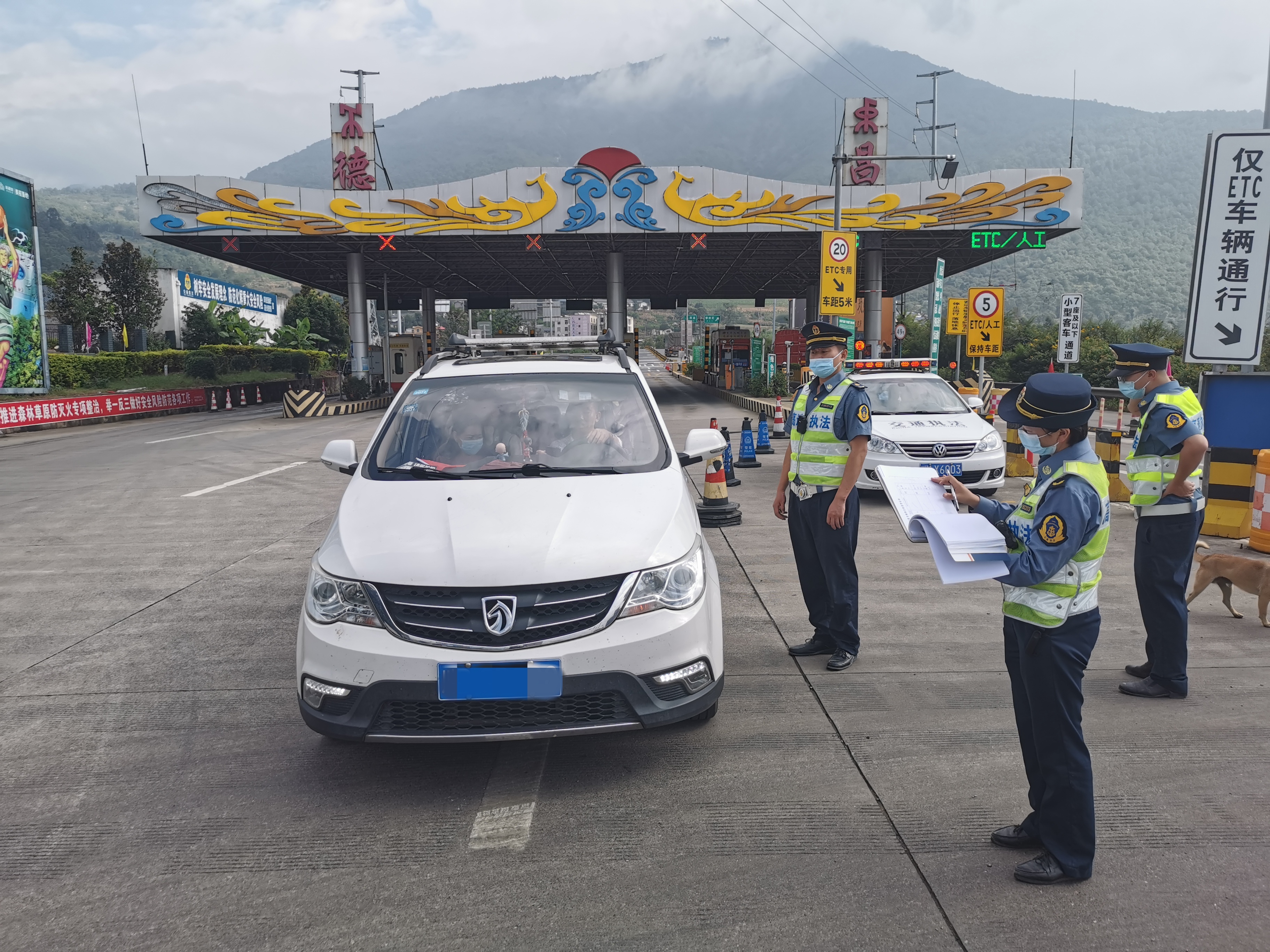 厅高速公路交通执法第六支队二大队深入g5京昆高速公路西攀段德昌收费