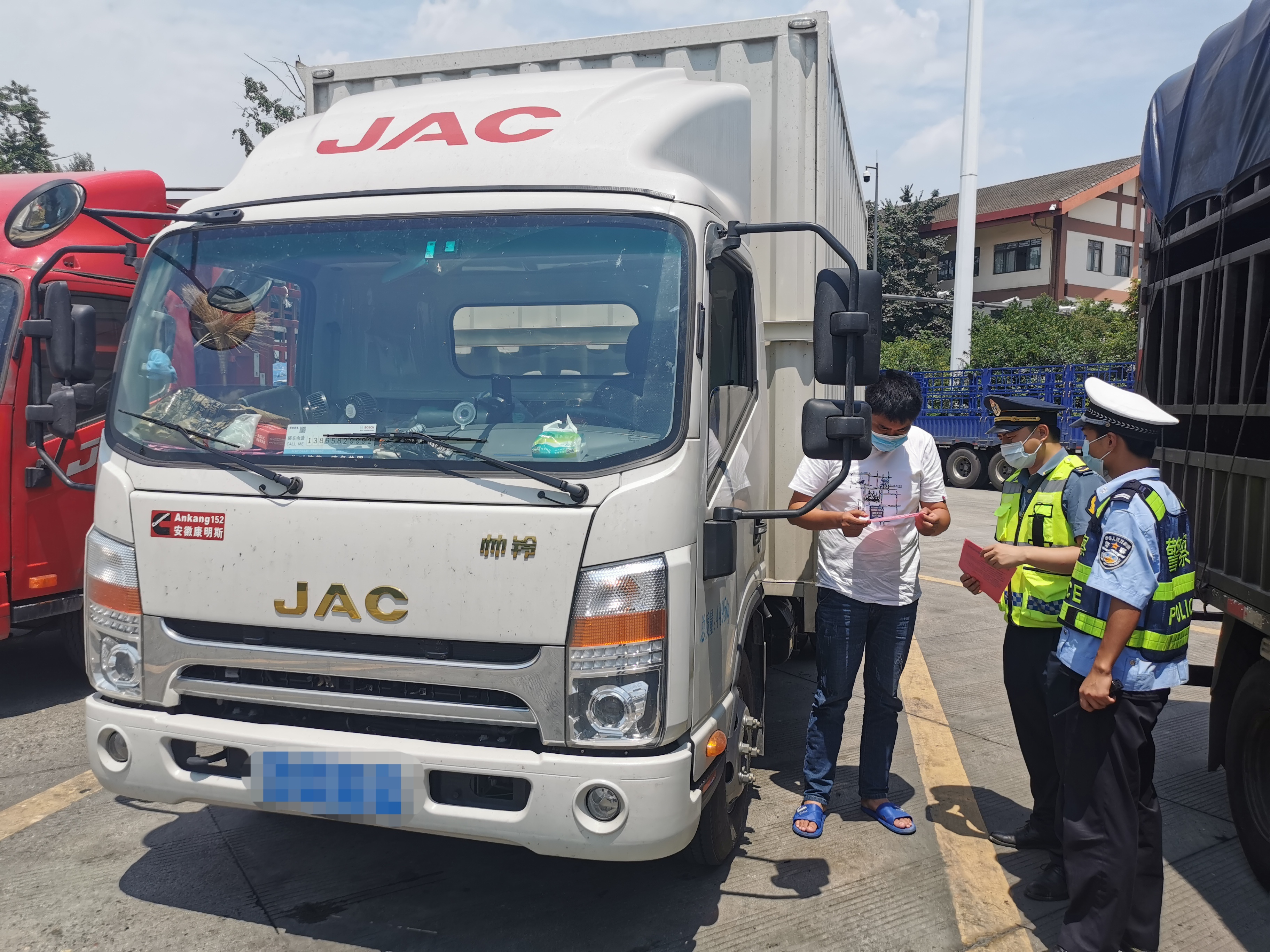 厅高速公路交通执法第五支队一大队开展货运车辆专项执法检查