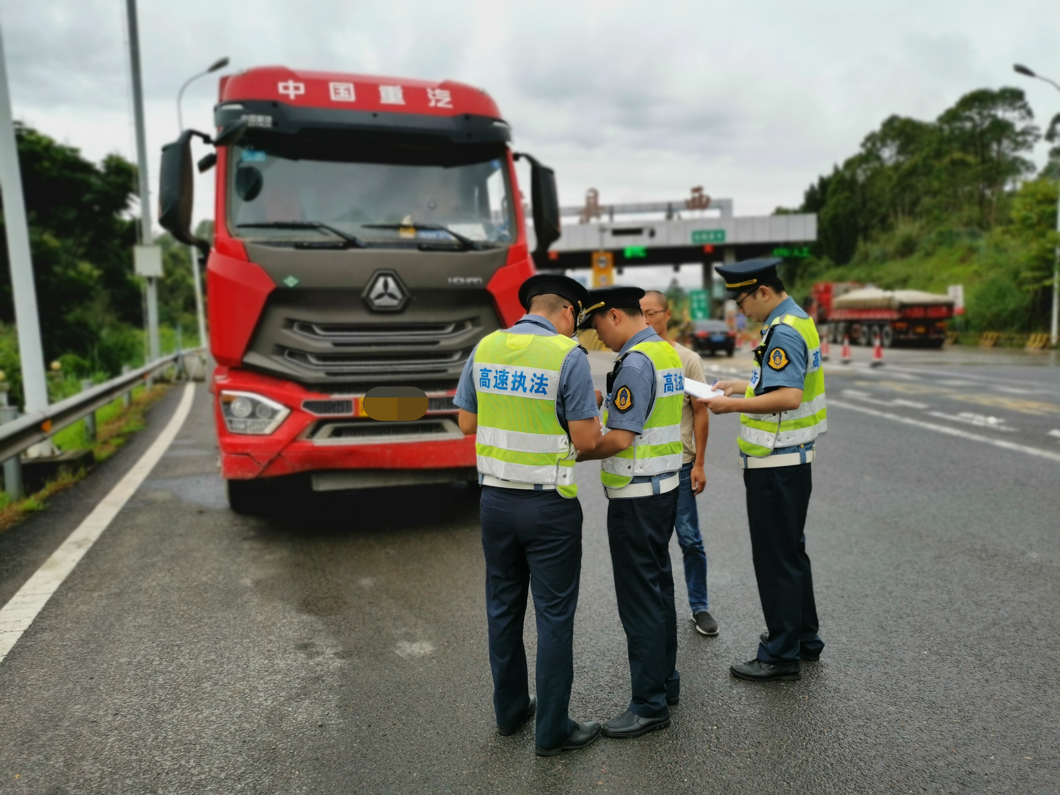 厅高速公路交通执法第四支队十二十三大队开展道路运输车辆专项执法