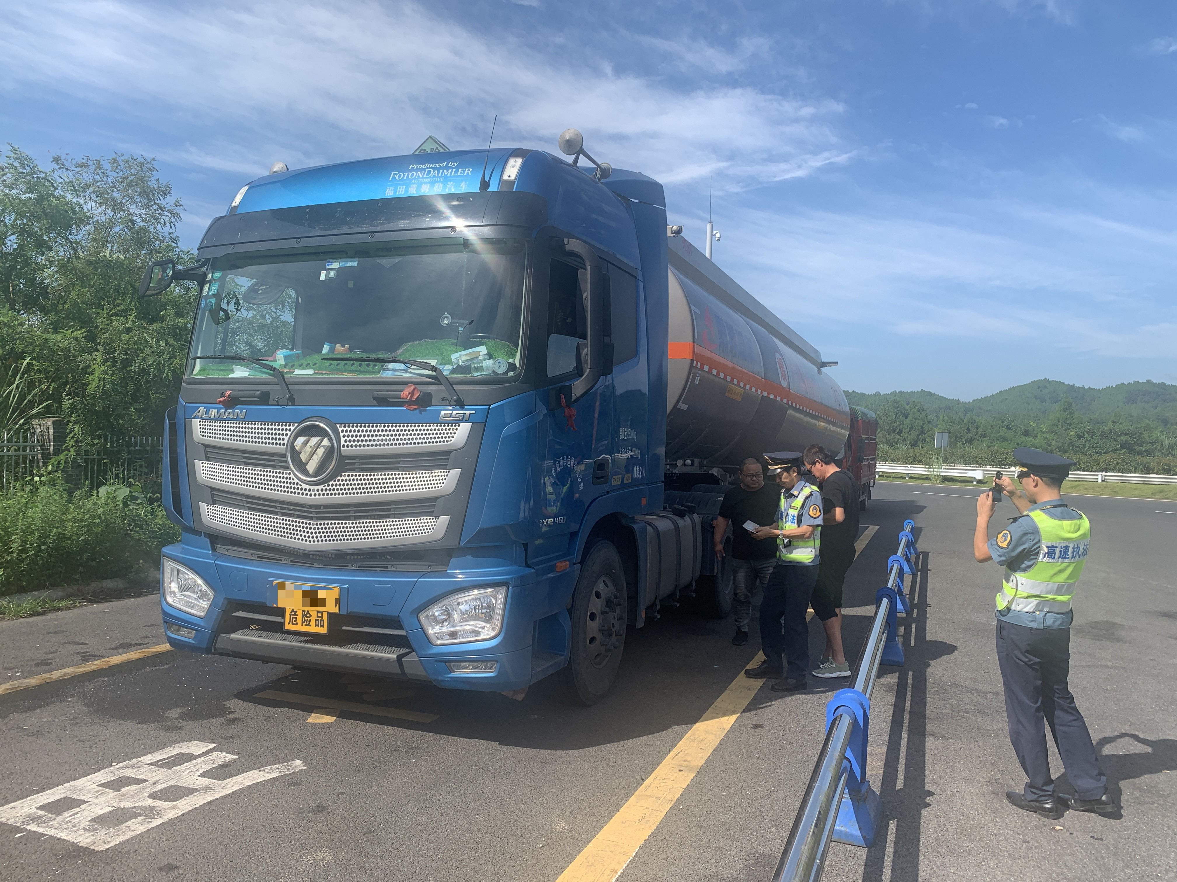 厅高速公路交通执法第三支队十六大队开展危险化学品运输车辆安全监管
