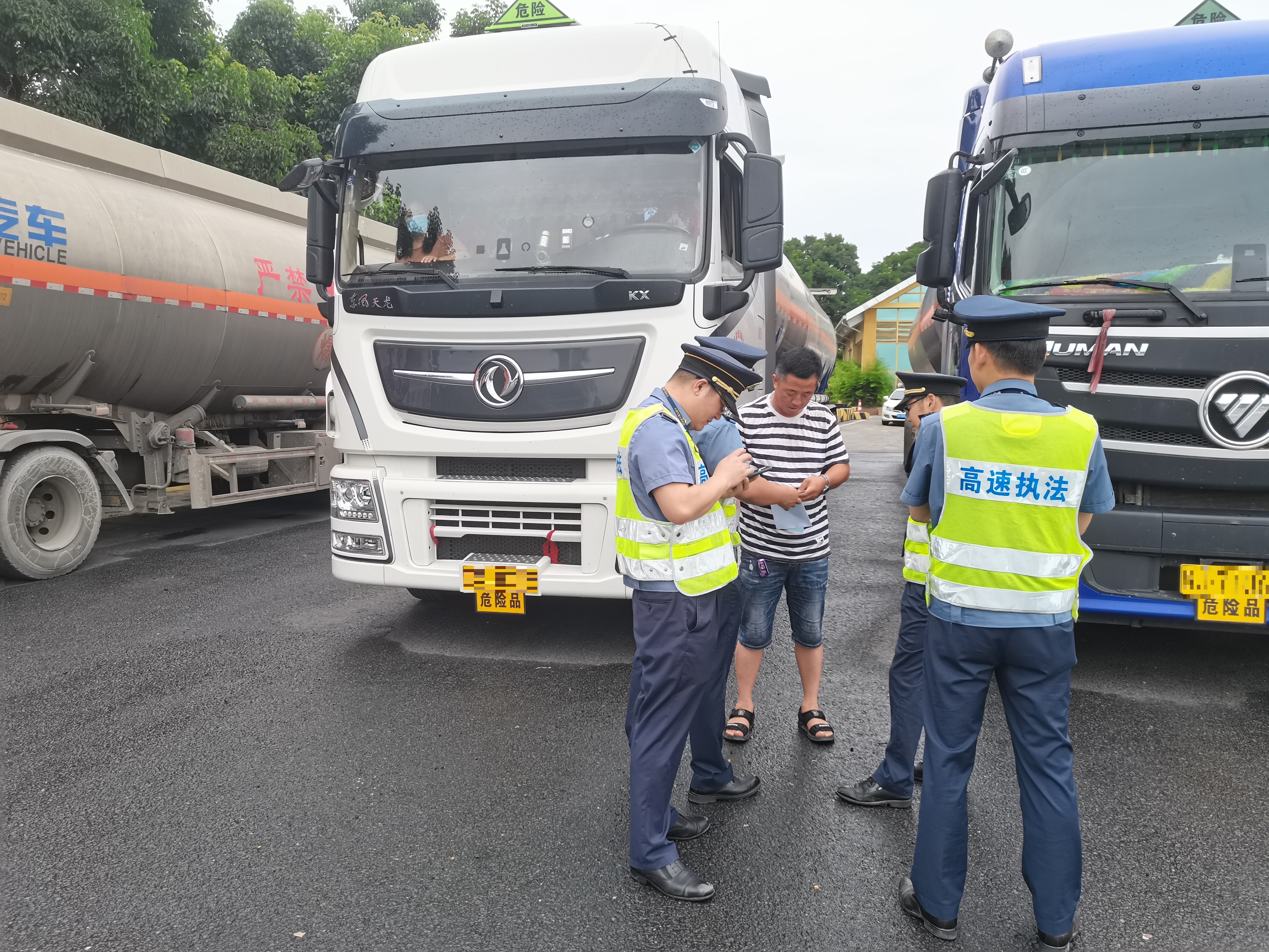 厅高速公路交通执法第二支队绵阳片区大队开展危险化学品运输车辆专项