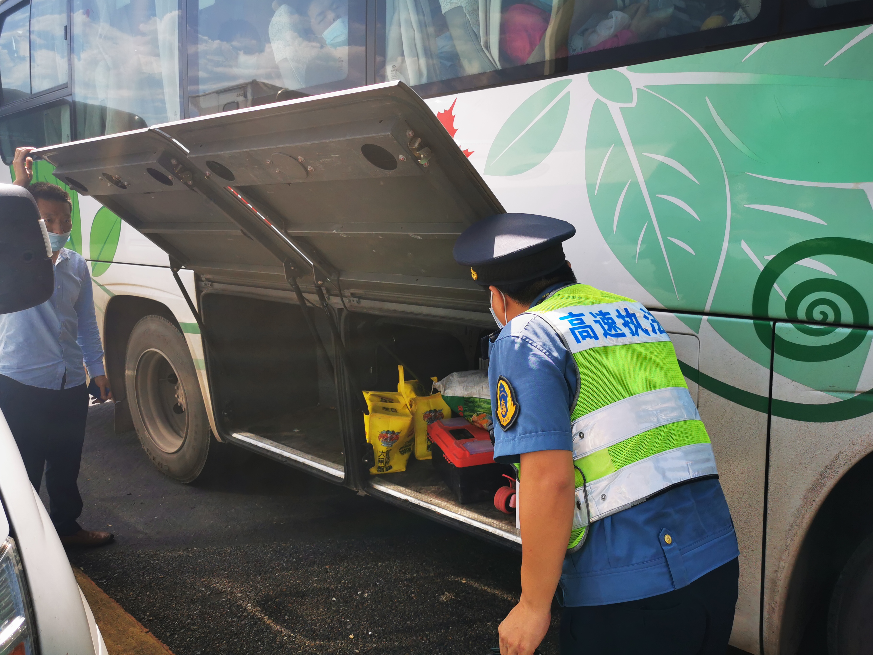 厅高速公路交通执法第三支队十一十二大队开展客运车辆专项执法检查
