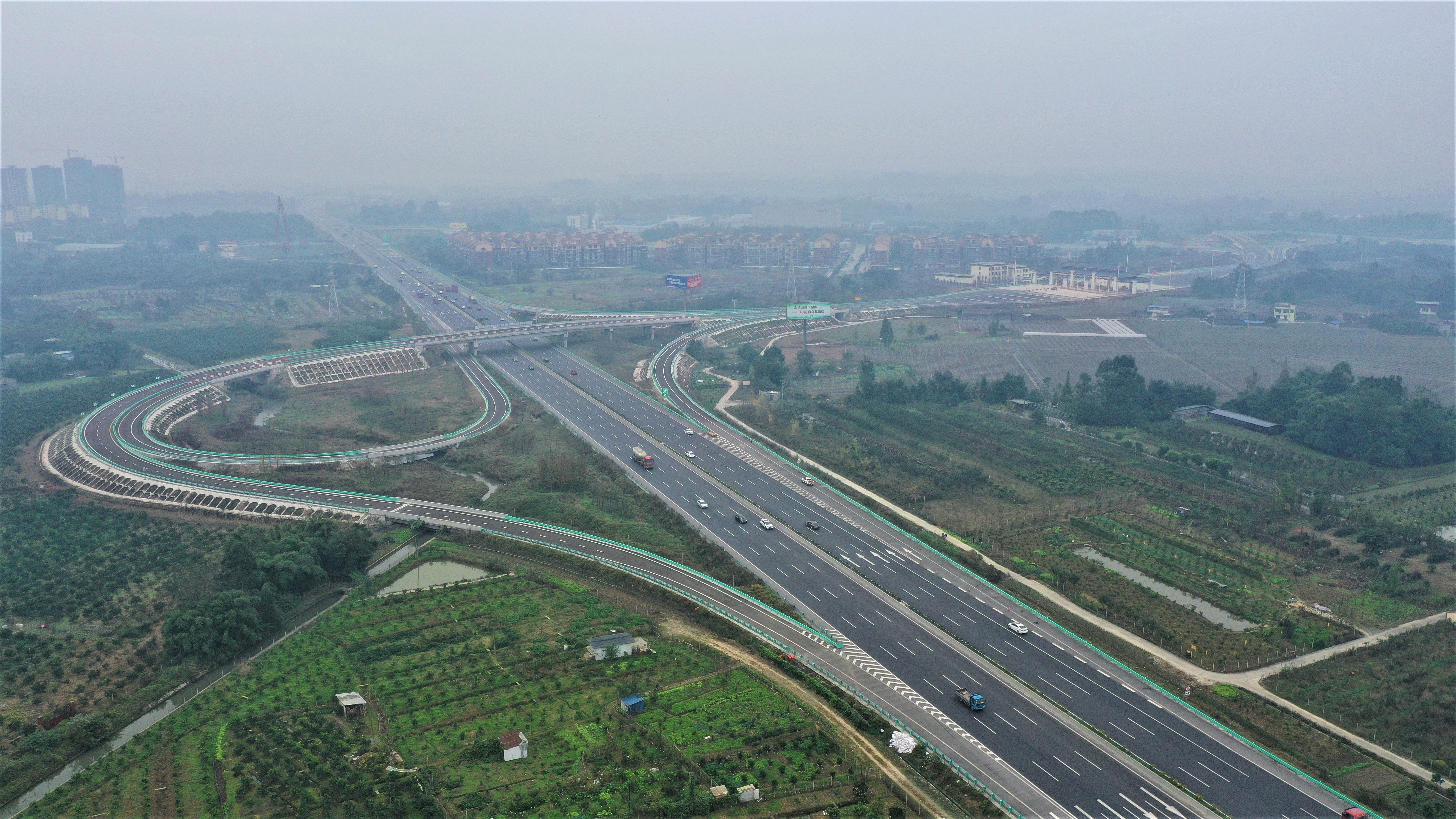 g0512成乐高速公路新彭山收费站及互通立交正式开通运营