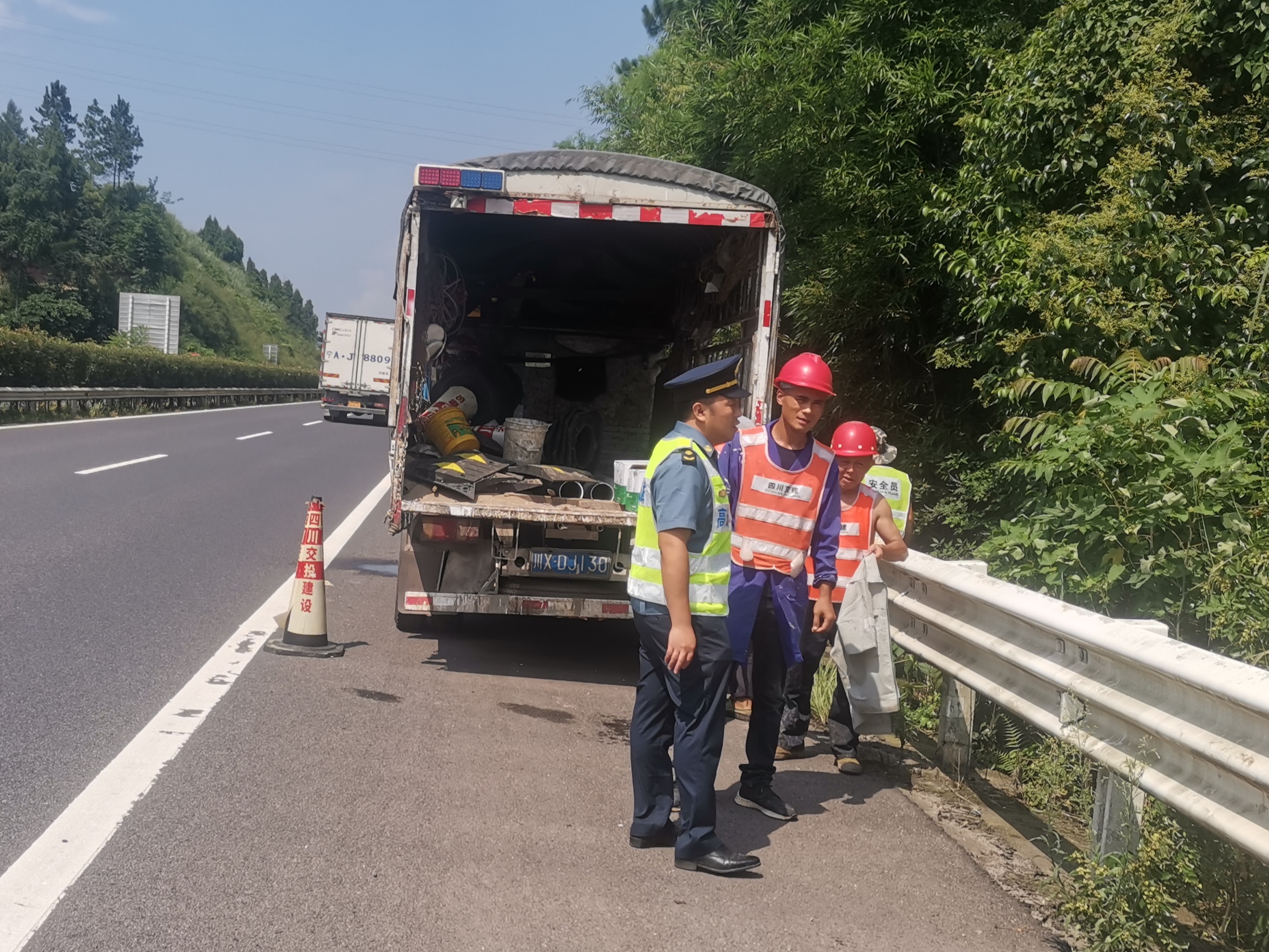 7月26日,厅高速公路交通执法第三支队十七大队深入s40广洪高速公路遂