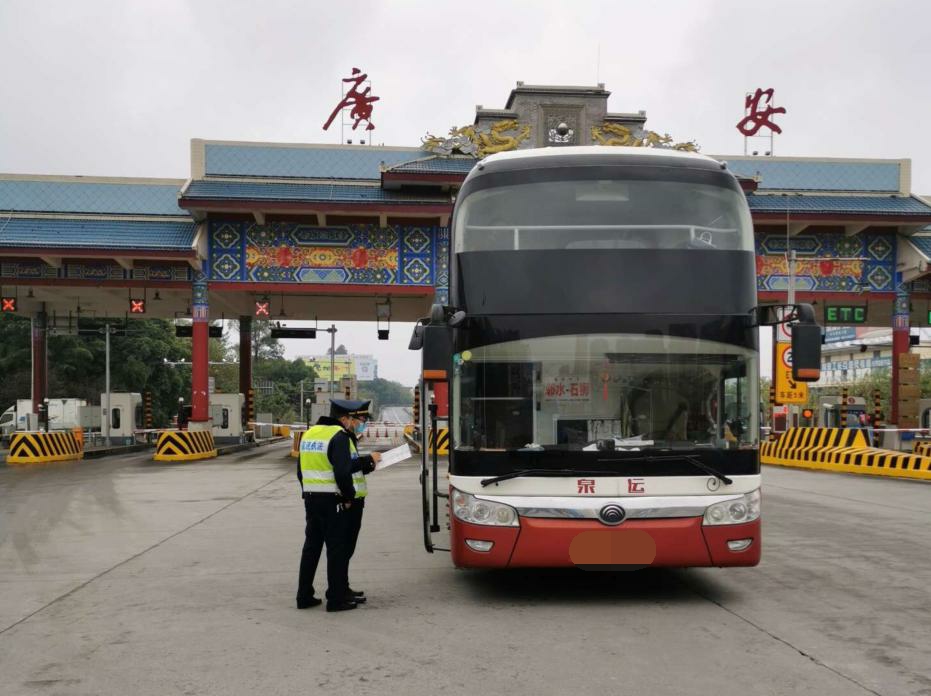 大队深入g42沪蓉高速公路南广段广安收费站开展客运车辆专项执法检查