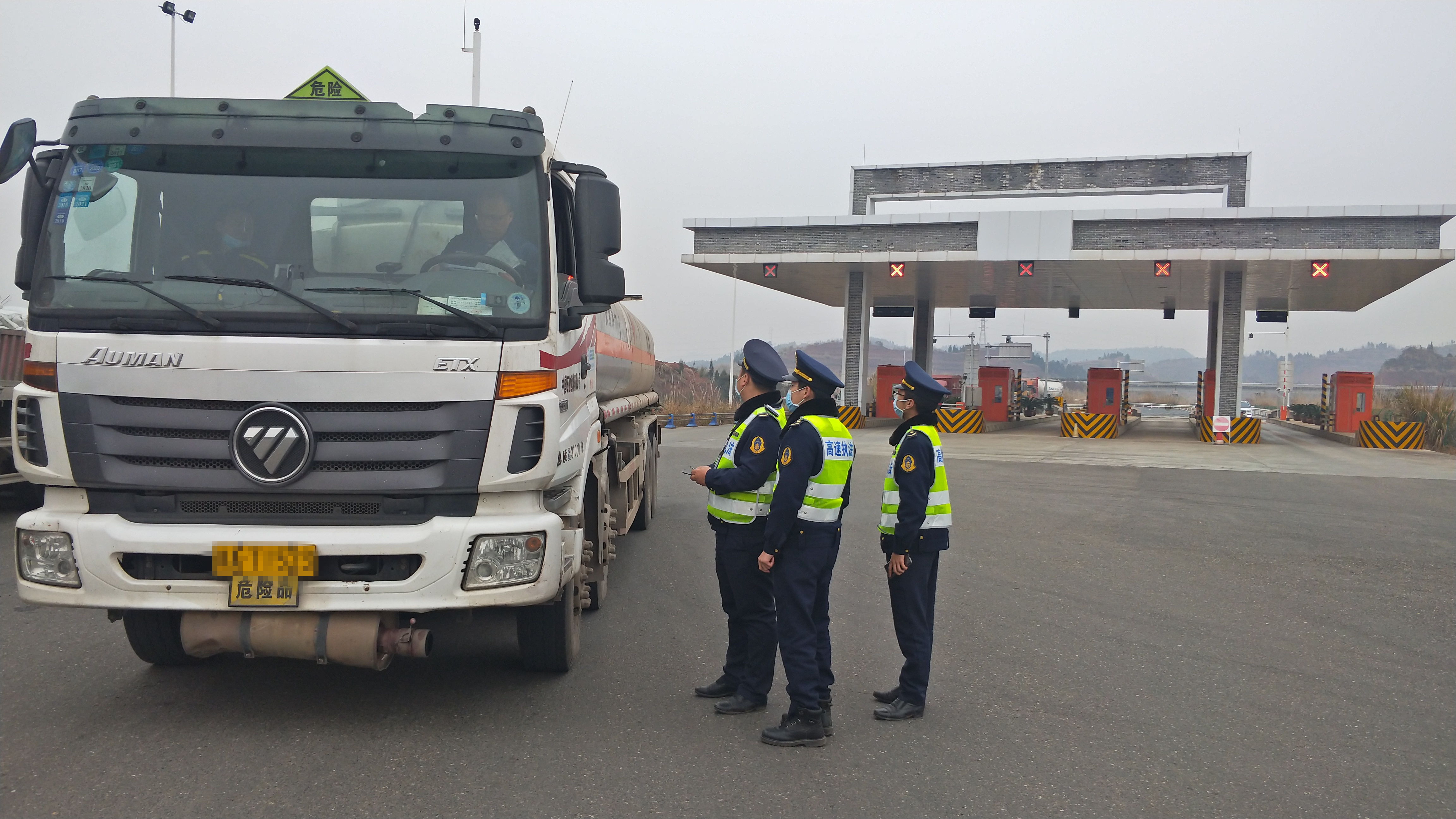 2月5日,厅高速公路交通执法第三支队十七大队深入s40广洪高速公路遂广