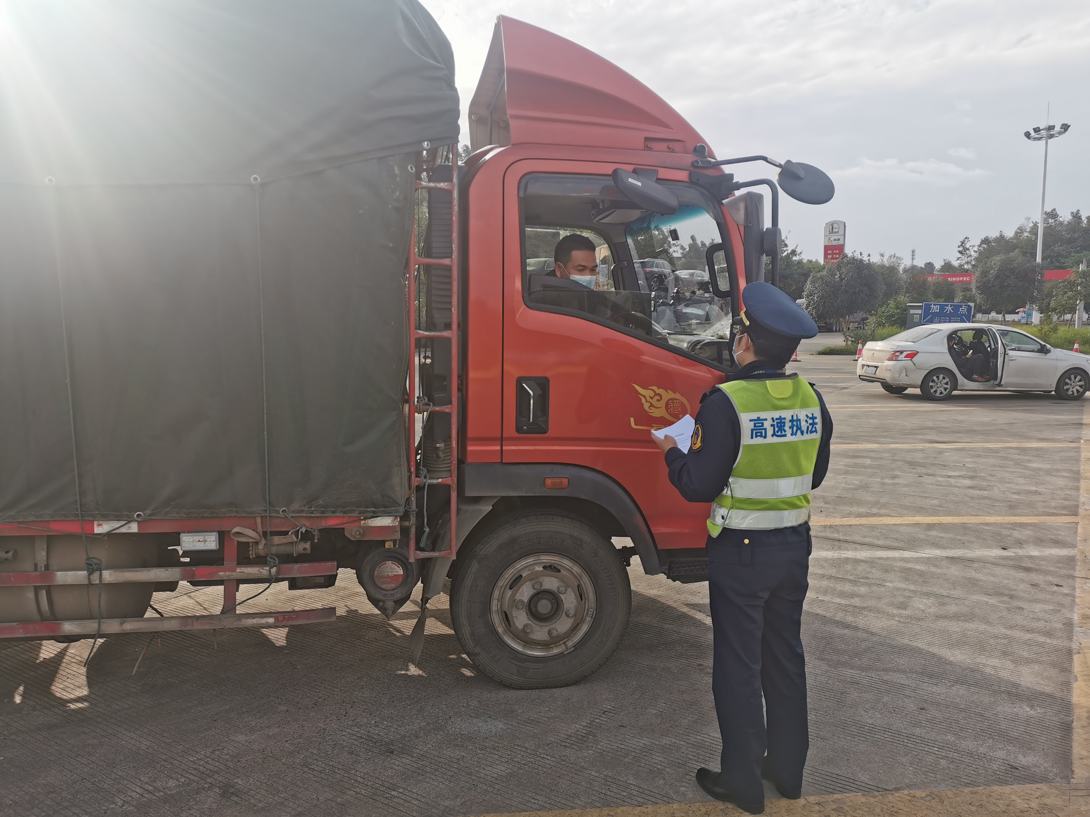 厅高速公路交通执法第一支队十六大队开展货运车辆专项执法检查