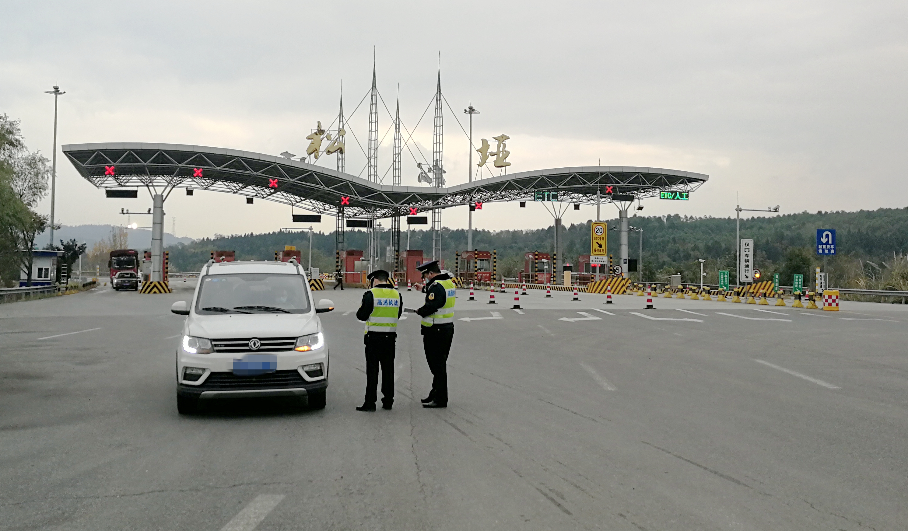 12月8日,厅高速公路交通执法第二支队八大队深入g93成渝环线高速公路