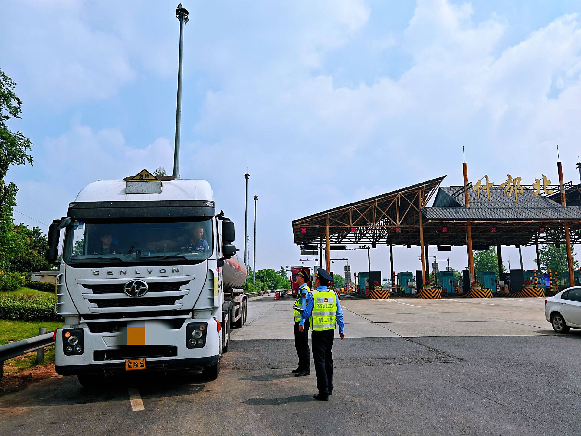 5月8日,省交通执法总队第二支队九大队深入s1成万高速公路成德绵段