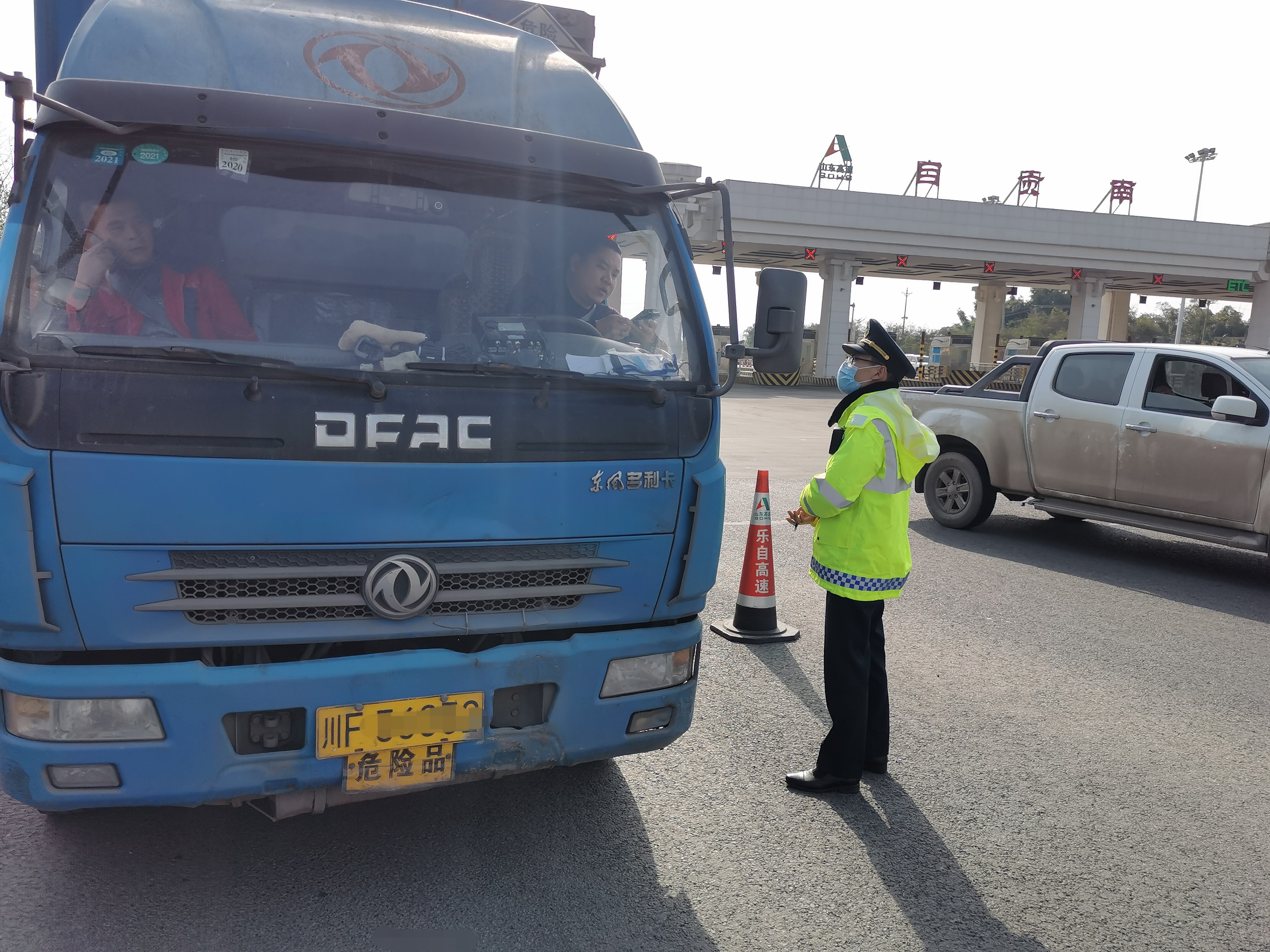 厅高速公路交通执法第四支队十三大队开展危险化学品运输车辆安全监管