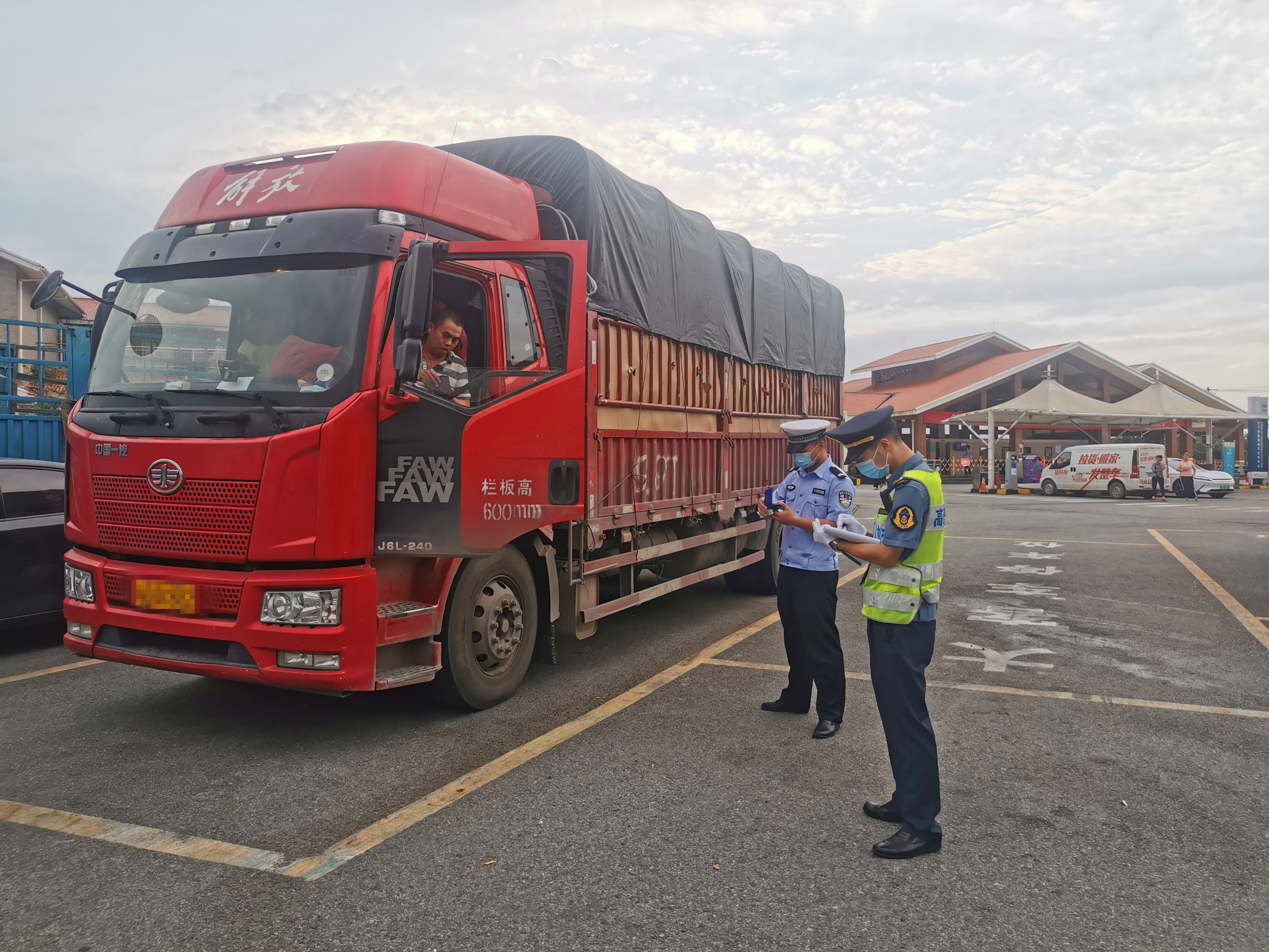 厅高速公路交通执法第二支队九大队开展货运车辆专项执法检查