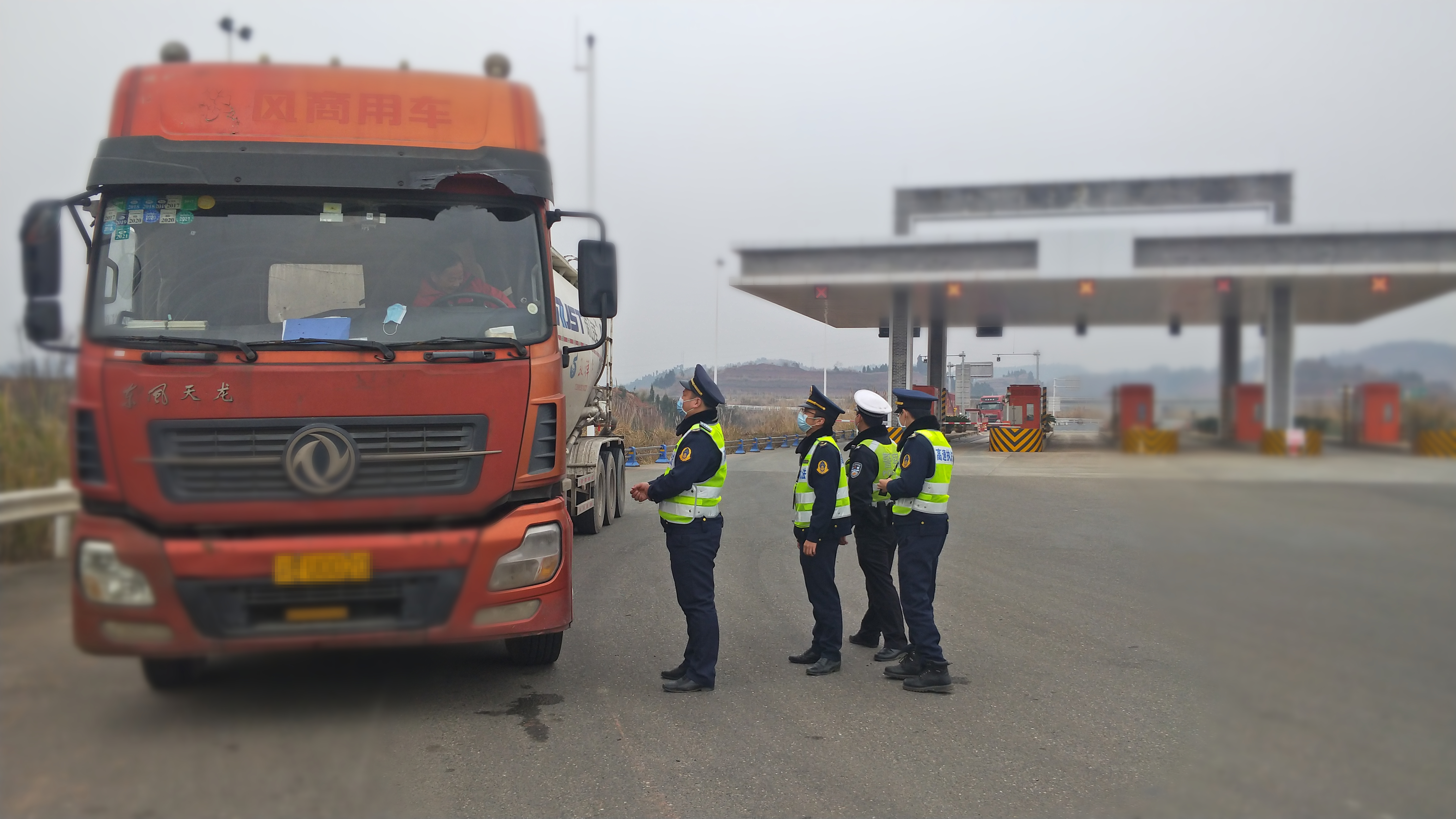 1月21日,厅高速公路交通执法第三支队十七大队深入s40广洪高速公路遂