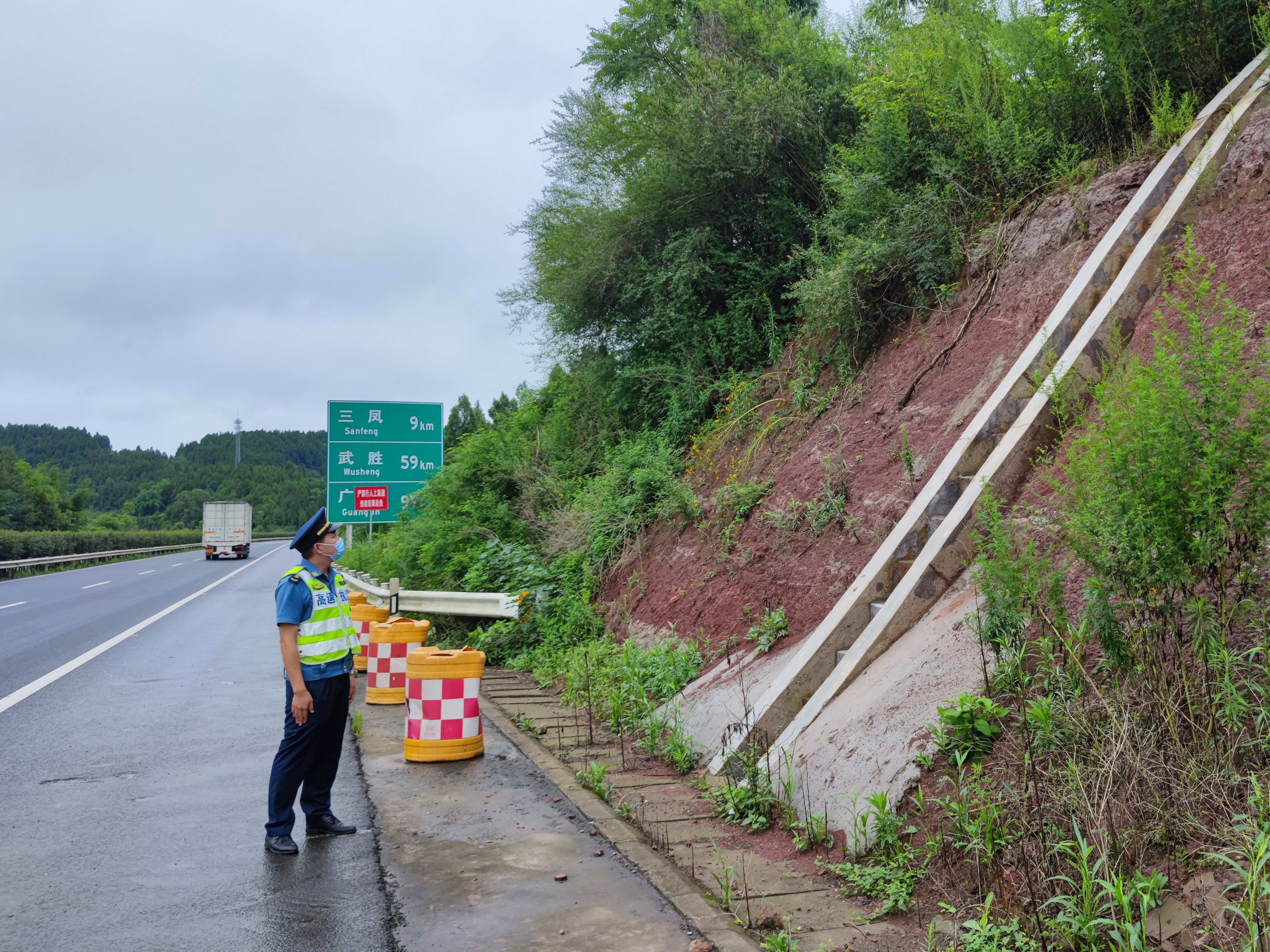 7月10日,厅高速公路交通执法第三支队十七大队深入s40广洪高速公路遂