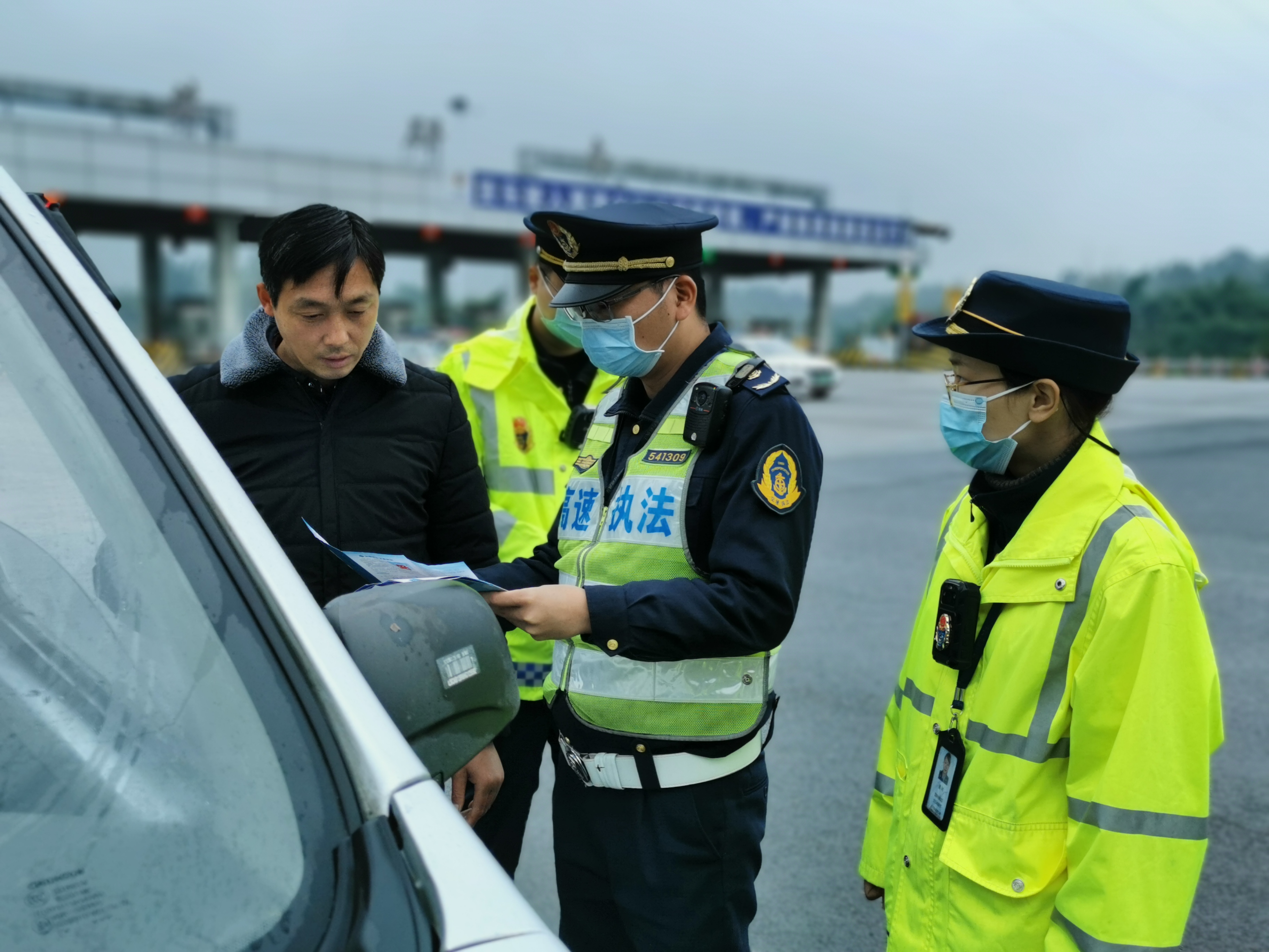 厅高速公路交通执法第四支队十二十三大队开展全国交通安全日宣传活动