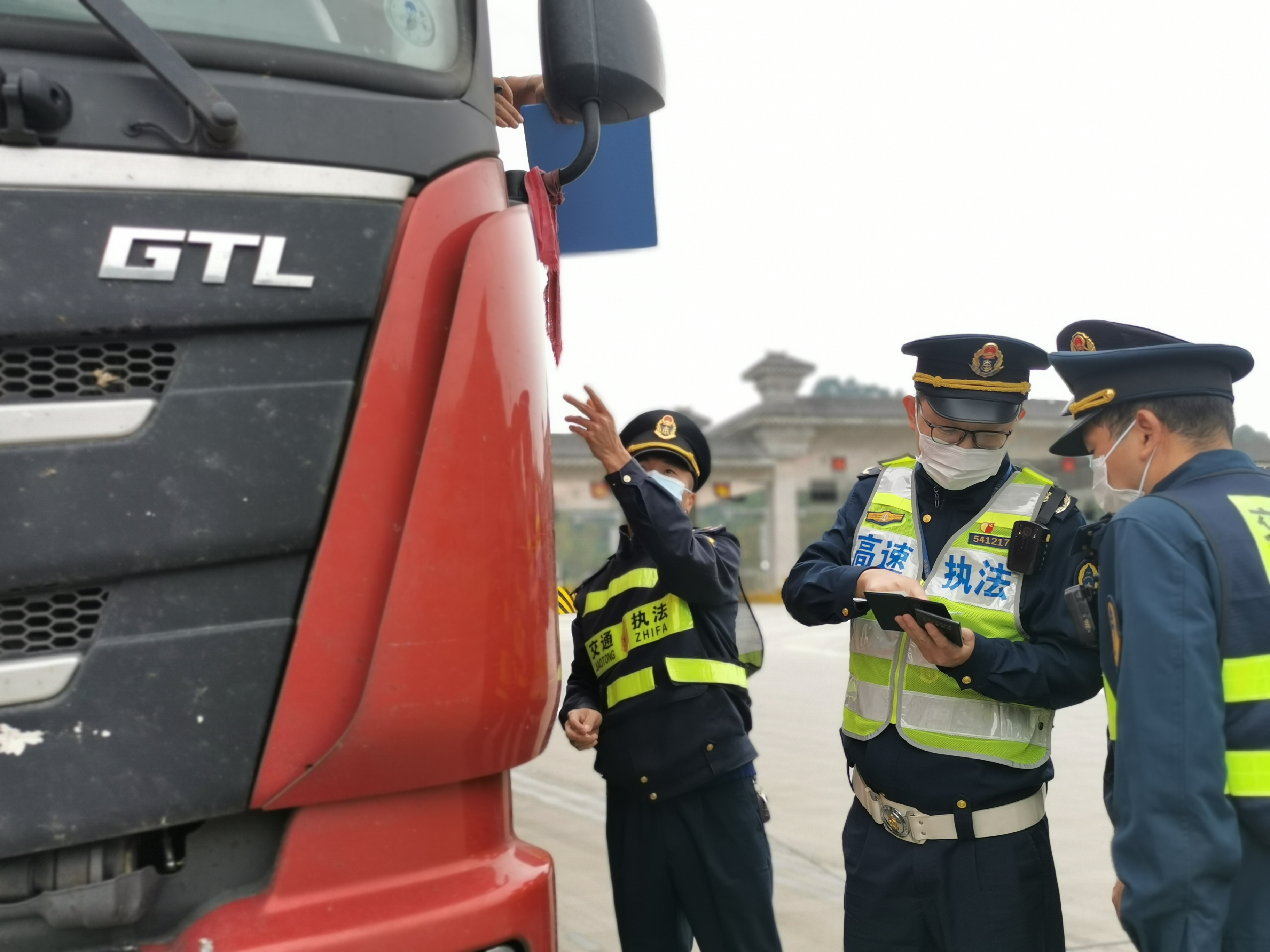 交通运输综合行政执法支队深入s66隆汉高速公路乐山港收费站开展货运