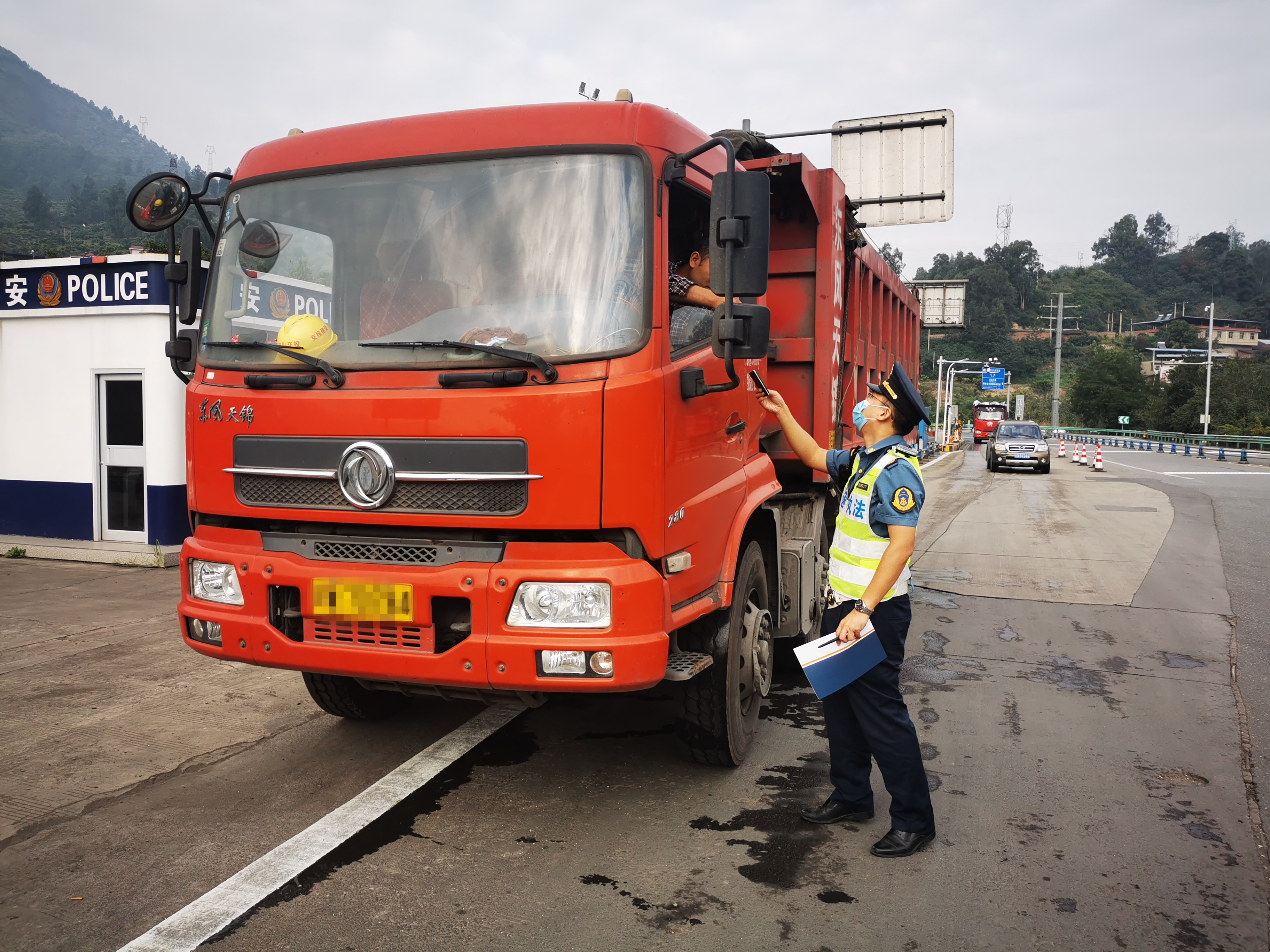 厅高速公路交通执法第六支队六大队开展货运车辆专项检查