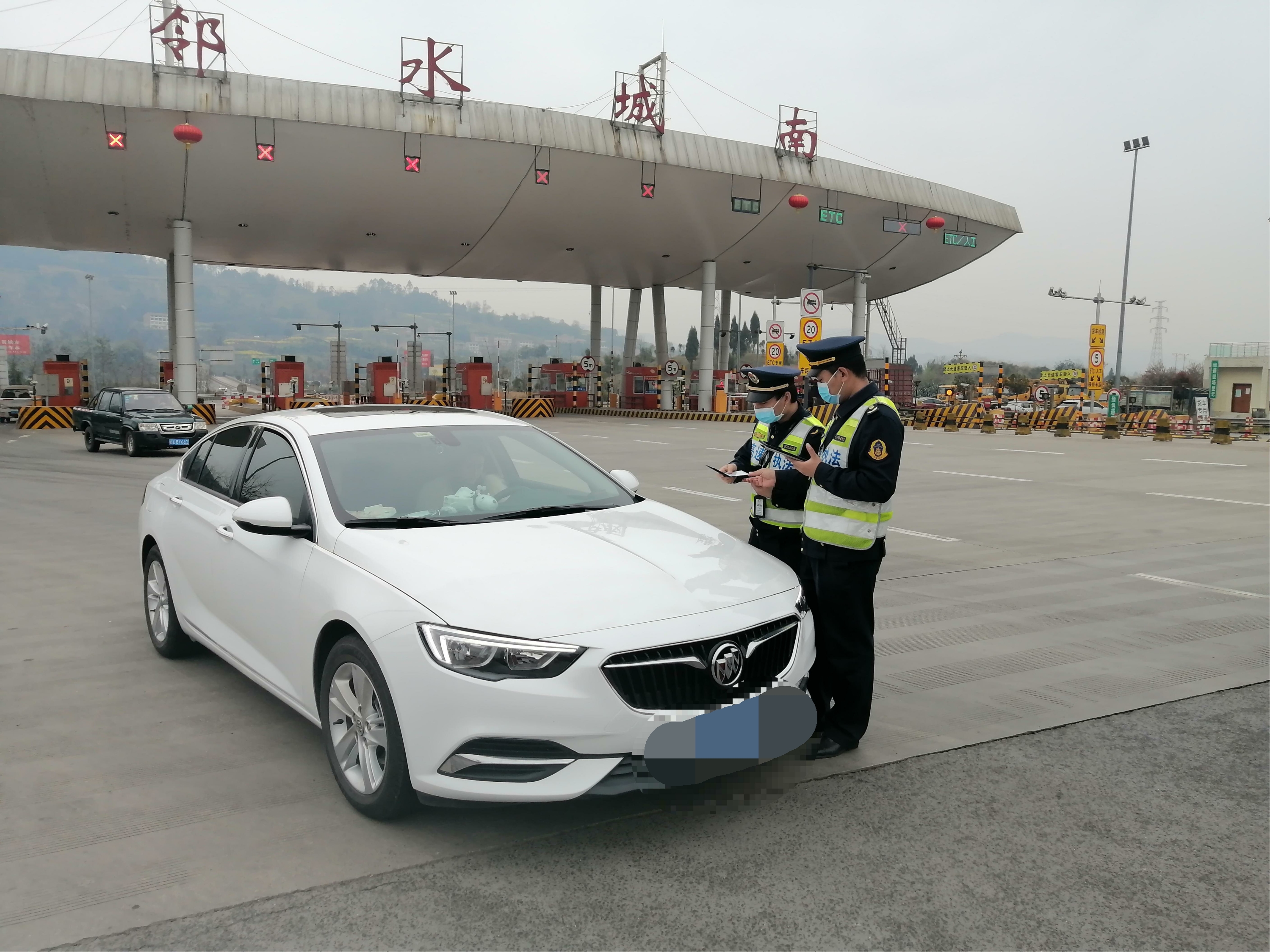 g65包茂高速公路达渝段邻水城南收费站开展打击非法客运"亮剑"行动