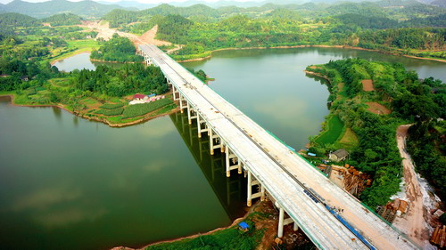 遂广遂西高速公路是省委省政府"十路两港"集中开工的重点项目,经省