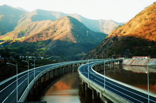 西攀高速公路图片